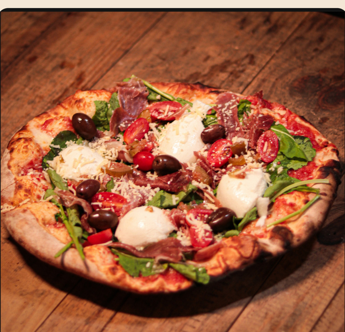 Pizza da Nossa Cara preparada no forno a lenha